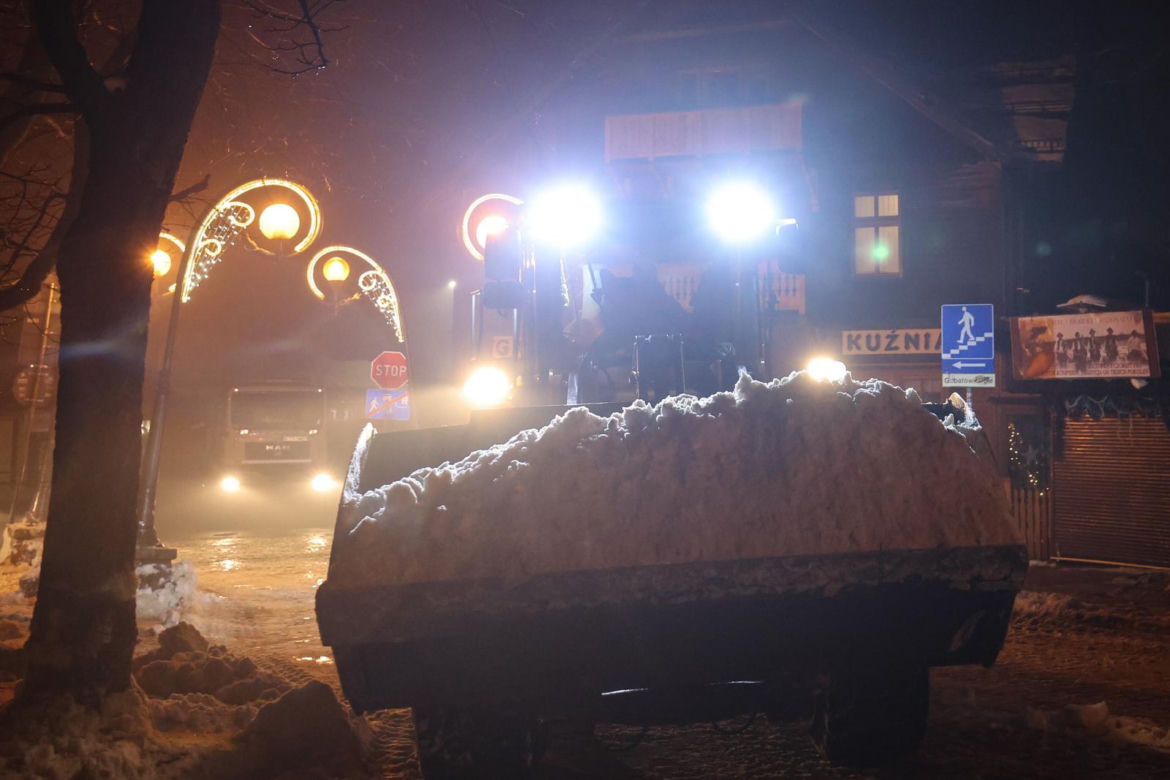Akcja wywożenia śniegu z Krupówek