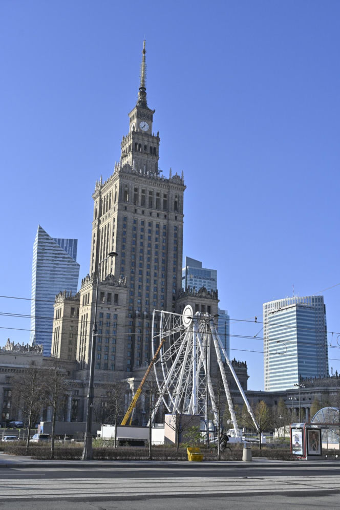 Dziwny obiekt w centrum Warszawy. Co tu powstaje? Stolica już stroi się na Boże Narodzenie!