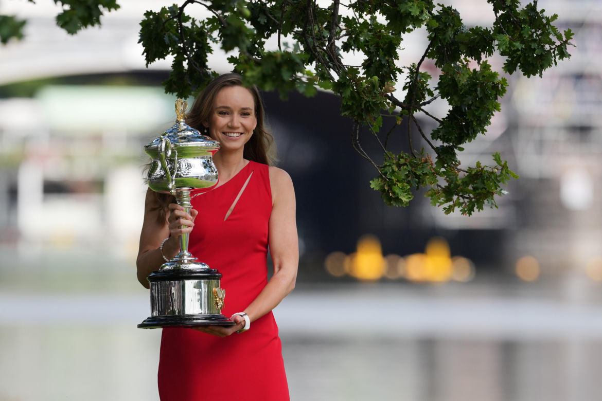 Jelena Rybakina, sesja z pucharem mistrzyni Australian Open