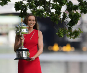 Jelena Rybakina, sesja z pucharem mistrzyni Australian Open