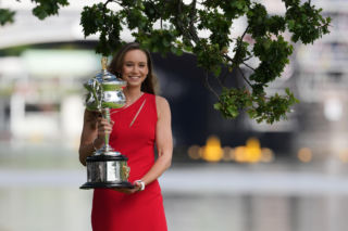 Jelena Rybakina, sesja z pucharem mistrzyni Australian Open