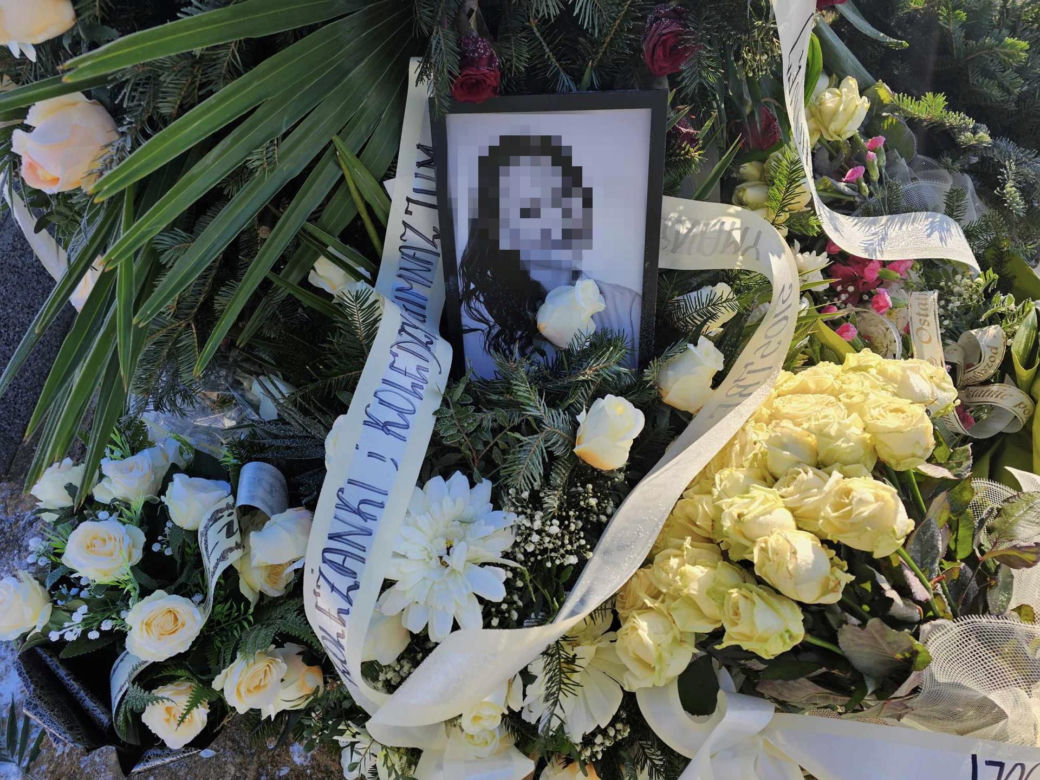 Grób młodziutkiej chórzystki Joli tonie w kwiatach
