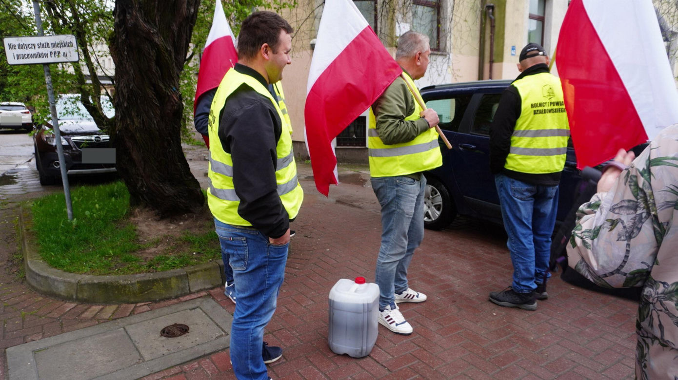 Rolnicy z Warmii i Mazur pod biurem posła Lewicy