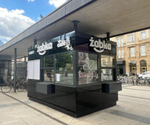 Nowa najmniejsza Żabka w Polsce. Zakupy, kawa i ciepłe przekąski prosto z okienka