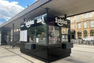 Nowa najmniejsza Żabka w Polsce. Zakupy, kawa i ciepłe przekąski prosto z okienka