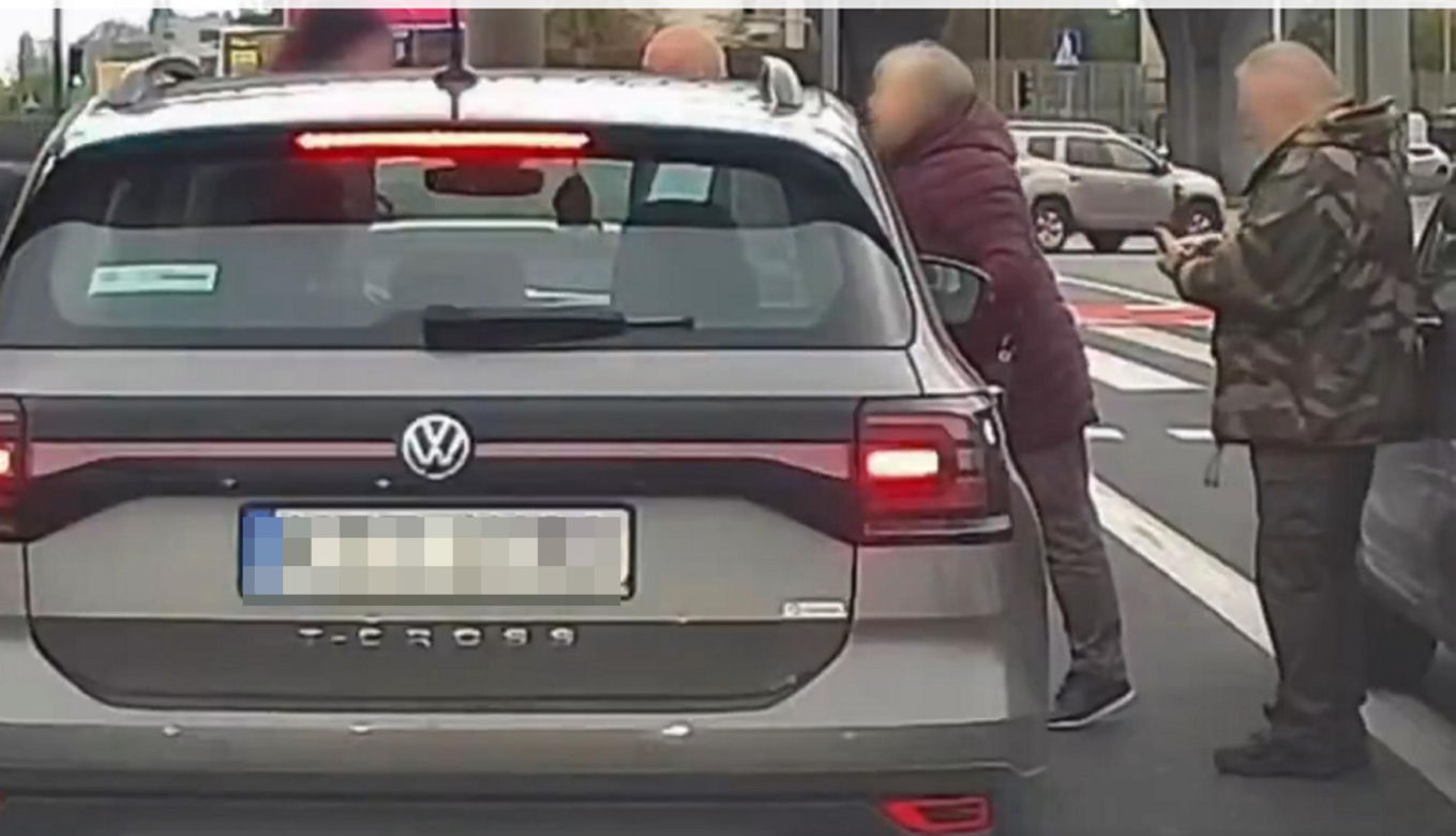 Kierowca Porsche zaatakował starszą kobietę. Chwilę potem uciekł spod świateł