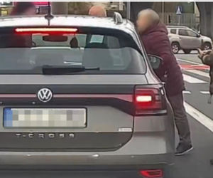 Kierowca Porsche zaatakował starszą kobietę. Chwilę potem uciekł spod świateł