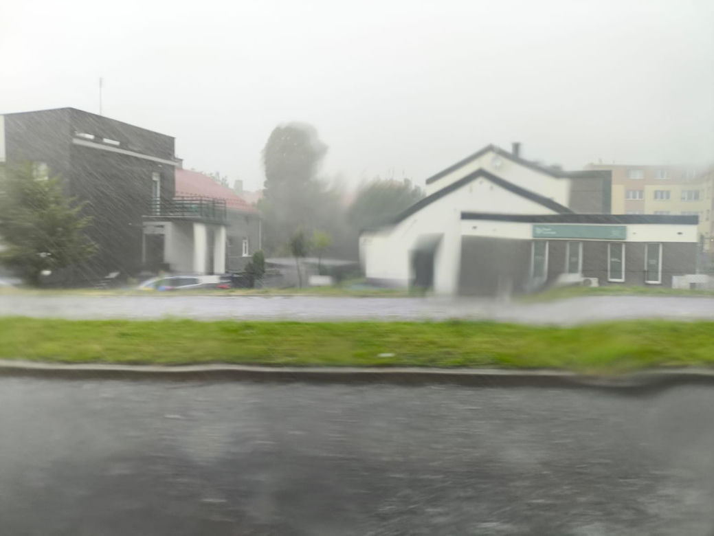 Gwałtowna nawałnica przeszła przez region tarnowski. Zalane ulice, uszkodzone dachy i połamane drzewa