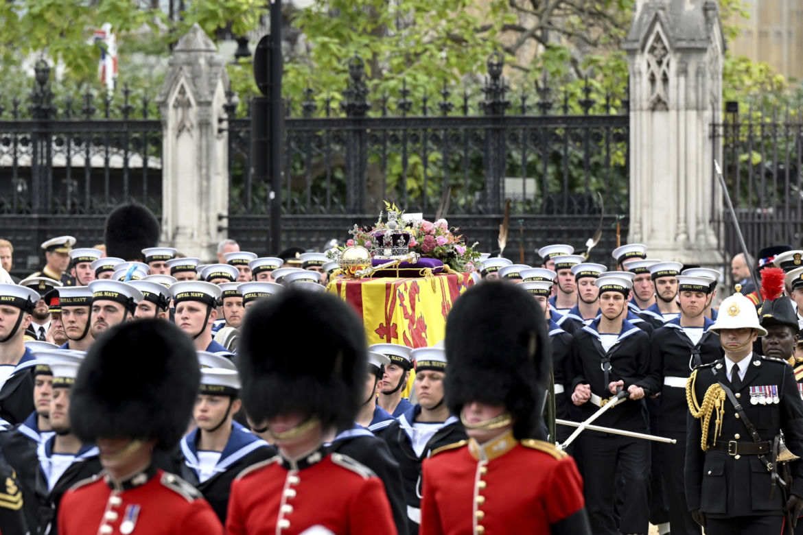 Łzy poddanych i trumna zmierzająca do Westminsteru