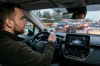 Polacy chcą AI w autach. Takie funkcje cenią najbardziej 