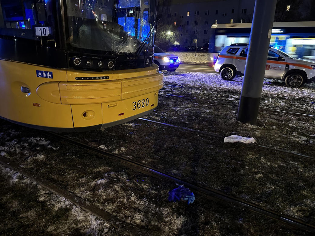 Szesnastolatek ciągnięty przez tramwaj. Chwilę wcześniej przechodził na czerwonym świetle. Cudem uniknął śmiercit