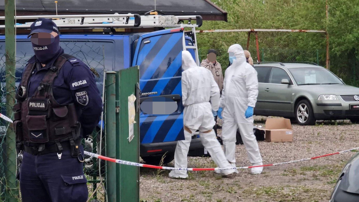 Olsztyn. Ciała dwóch mężczyzn  w komisie samochodowym