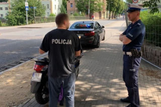Słupsk: Udawał policjanta i jeździł po chodniku. Motocyklista przebieraniec wpadł na gorącym uczynku