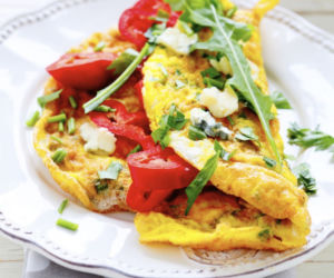Dieta insanity: omlet z indykiem i warzywami