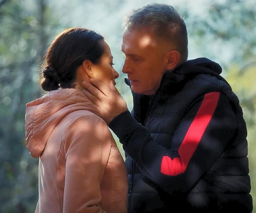 Artur trzyma Joannę za twarz i patrzy jej w oczy. O romansie w M jak miłość przeczytasz na SE Superseriale.