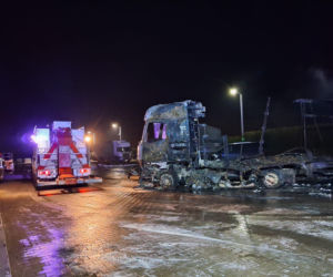 Pożar w Paniówkach. Paliły się ciężarówki na parkingu