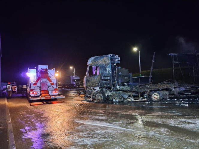 Pożar w Paniówkach. Paliły się ciężarówki na parkingu