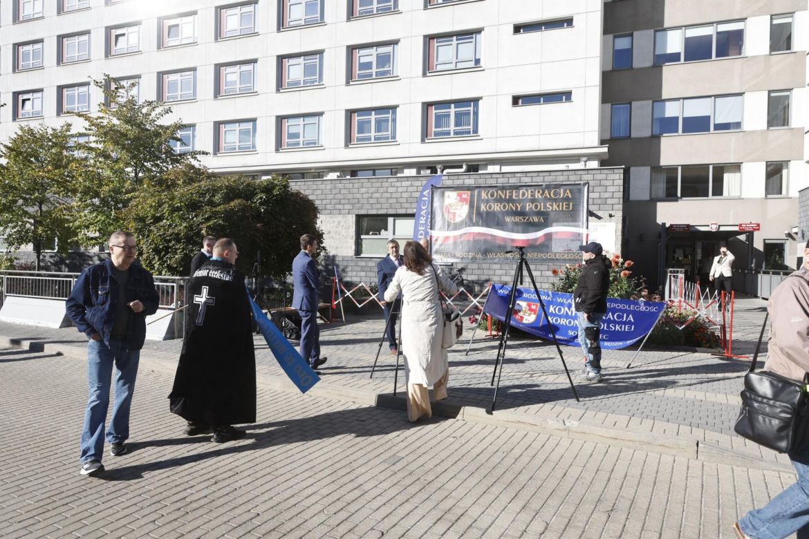 Pikieta przed rozprawą Grzegorza Brauna