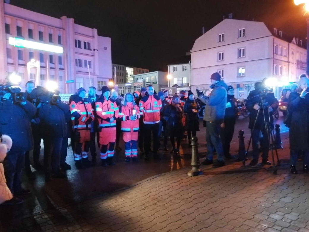 Siedlczanie wyrazili swój sprzeciw przeciwko agresji i wsparcie dla rodziny ratownika medycznego, który zginął w ataku nożownika