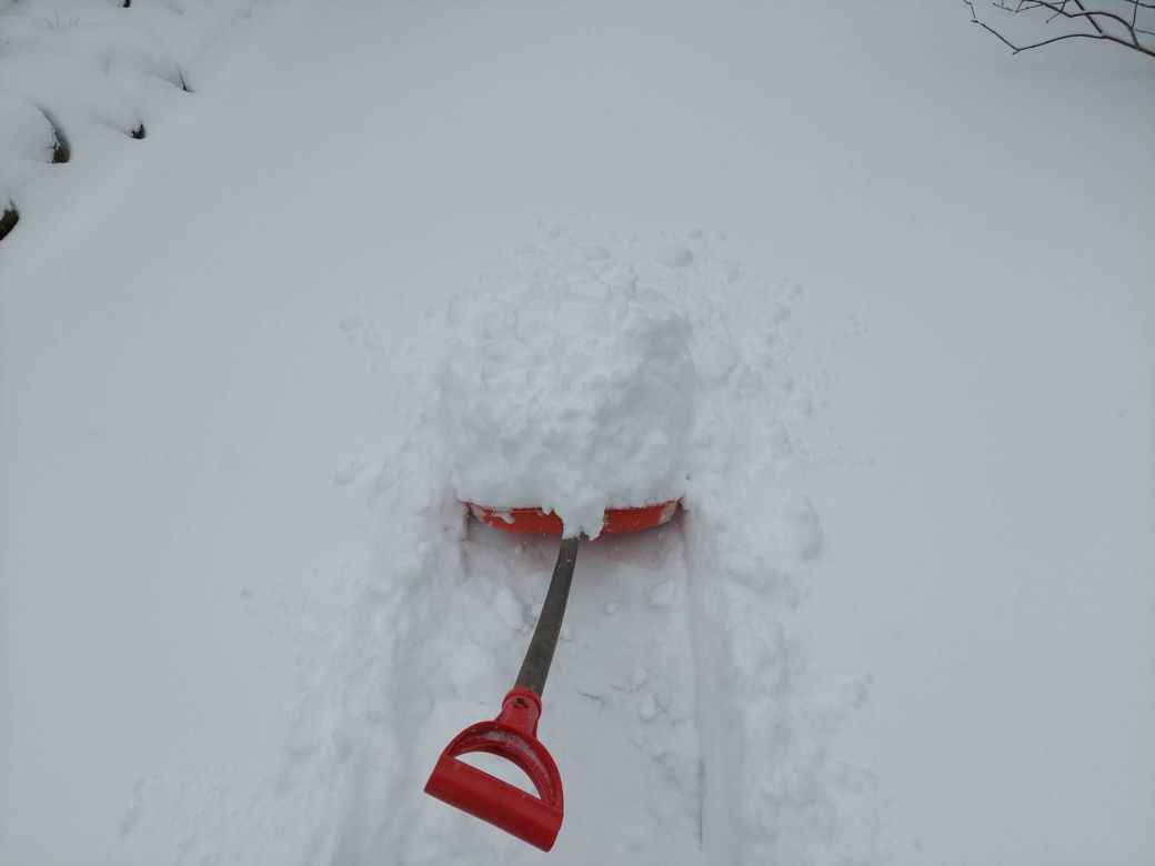 Starachowice pod śniegiem, na drogach trudne warunki do jazdy