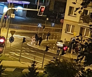 Mercedes zjechał z ronda i wjechał w blok. Niecodzienna kolizja na ul. Wierzbowej w Białymstoku [ZDJĘCIA]