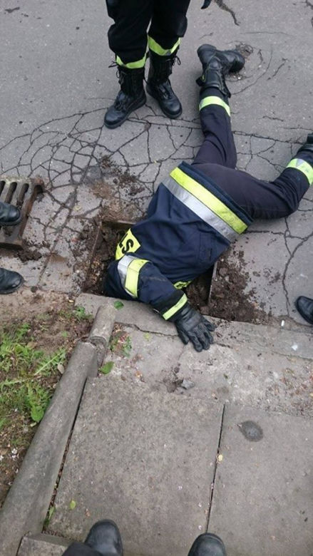 Strażacy uratowali maleńkie kaczki uwięzione w studzience kanalizacyjnej [GALERIA ZDJĘĆ]