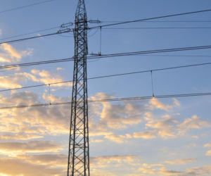 Mężczyzna wdrapał się na słup energetyczny. Poraził go prąd