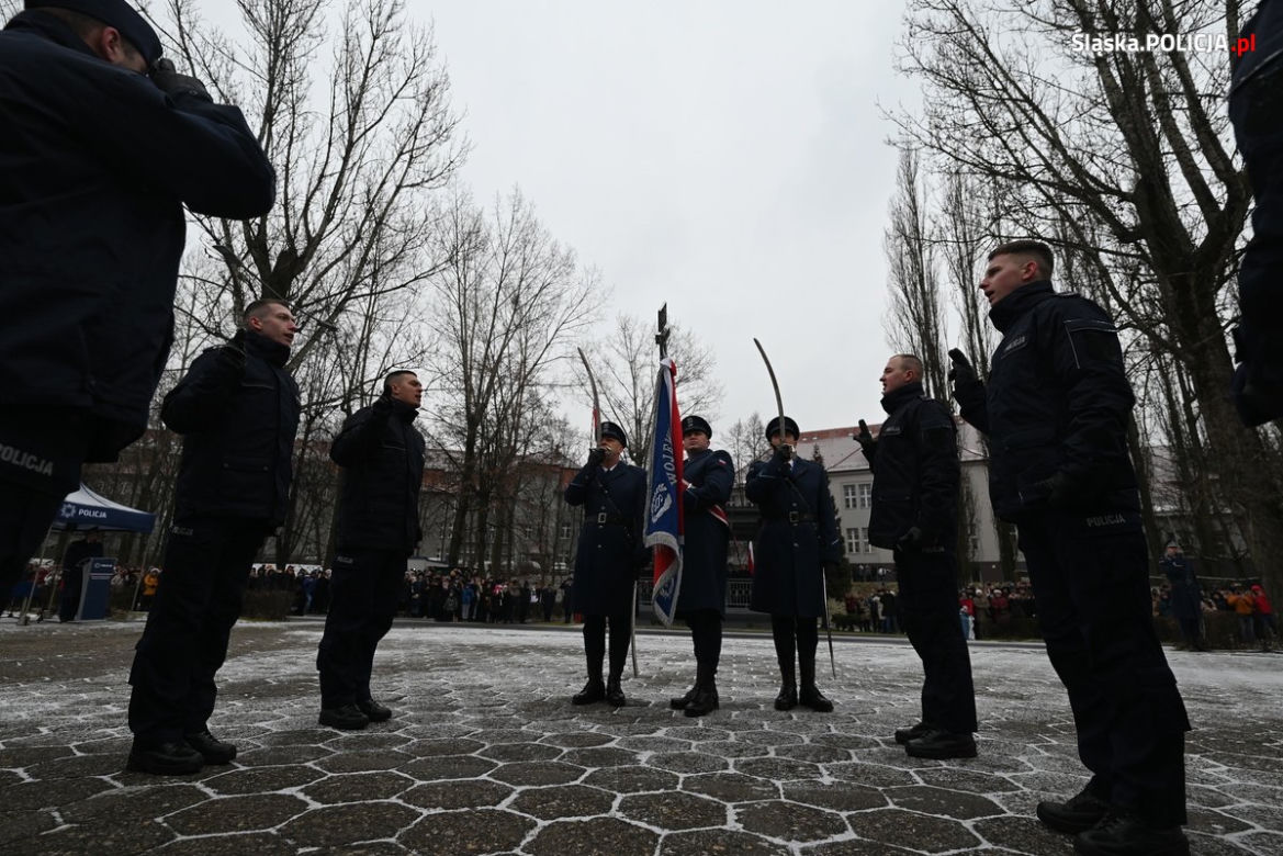 Śląskie: 156 nowych policjantów złożyło ślubowanie w Katowicach