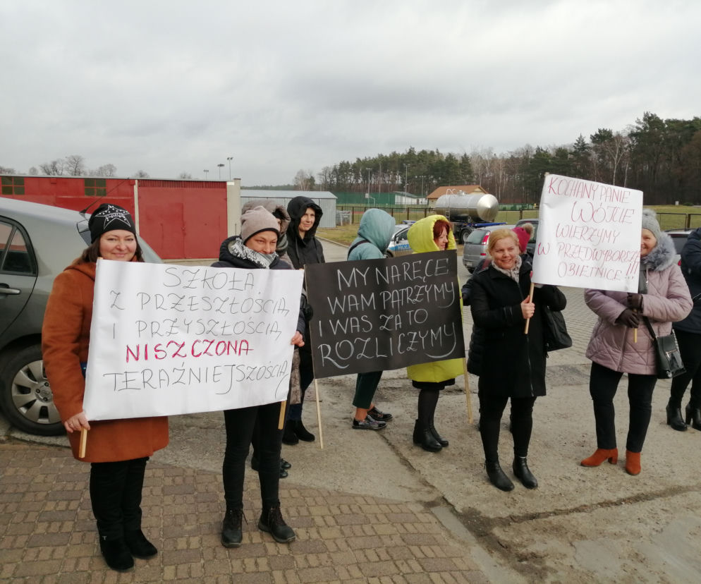 Aby bronić swojej szkoły rodzice zorganizowali manifestację