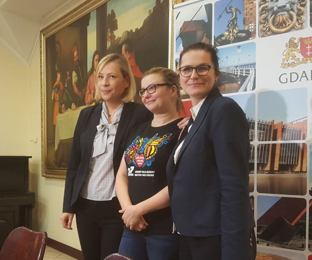 Na zdjęciu od lewej: prezes Fundacji Hospicyjnej, Anna Janowicz, organizatorka zbiórki internetowej dla WOŚP, Patrycja Krzymińska oraz Aleksandra Dulkiewicz, p.o. prezydenta Gdańska