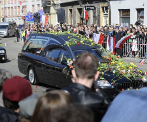 Trumny pary prezydenckiej już w Bazylice Mariackiej