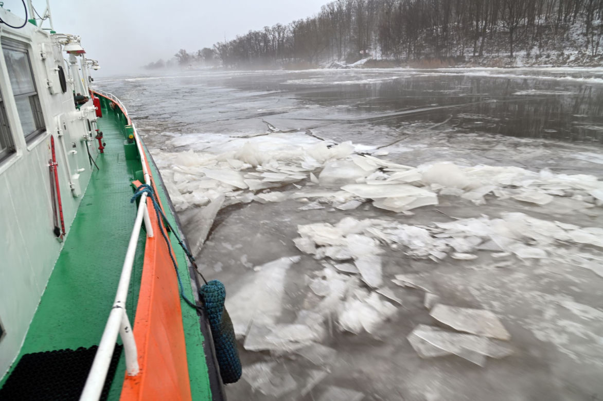 Lodołamacze kruszą lód na Odrze