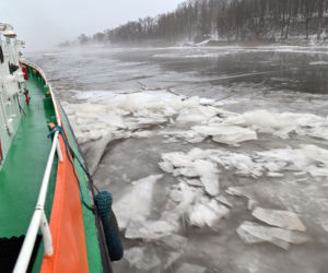 Lodołamacze kruszą lód na Odrze