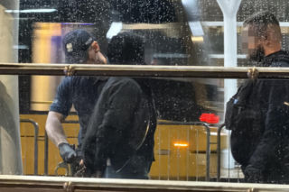 Atak młotkiem w tramwaju