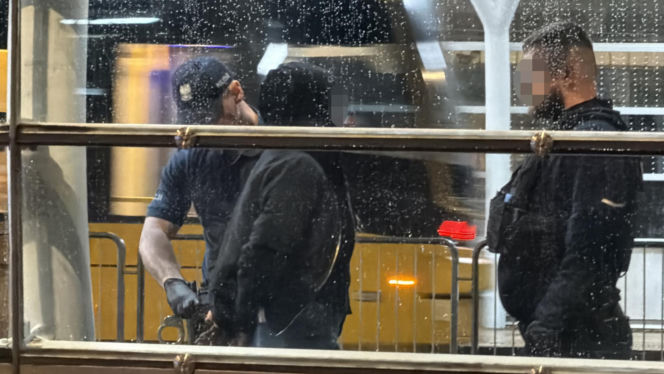 Atak młotkiem w tramwaju