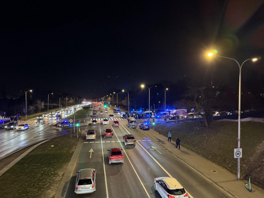 Warszawa. Ostatnie Pokolenie zablokowało Wisłostradę pod mostem Gdańskim. Aktywistów zabrała policja [ZDJĘCIA]