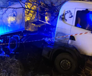 Wypadek w gminie Chełmża. Ciężarówka wylądowała na drzewie!