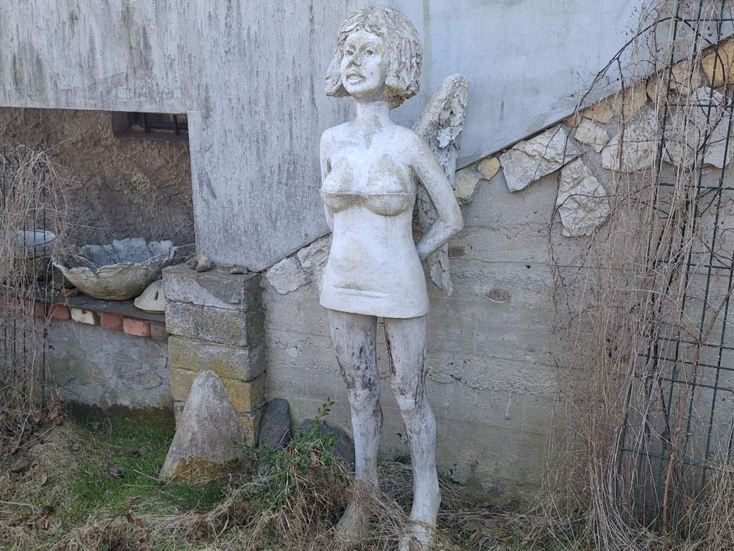 Surrealistyczne rzeźby zdobią ogród. Budzą niepokój i ciekawość