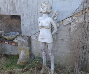 Surrealistyczne rzeźby zdobią ogród. Budzą niepokój i ciekawość