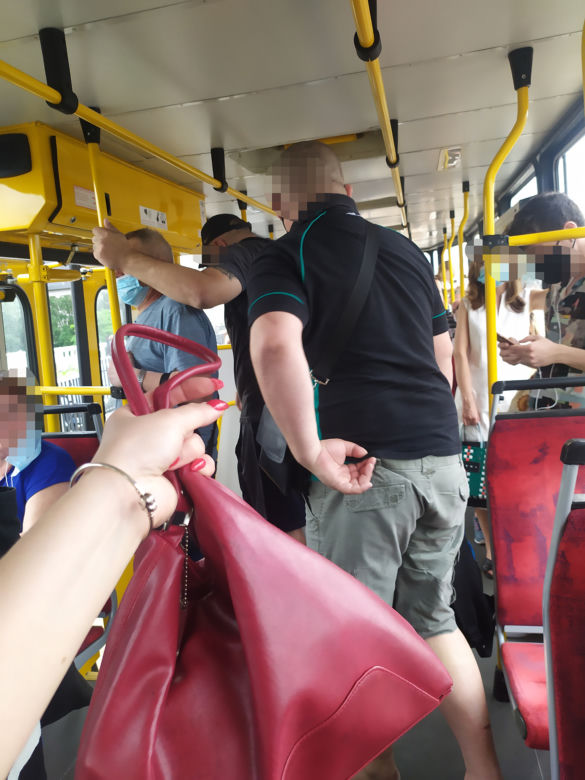 Julia odebrała torebkę złodziejom z tramwaju! Dwójkę osiłków potraktowała ostrymi paznokciami