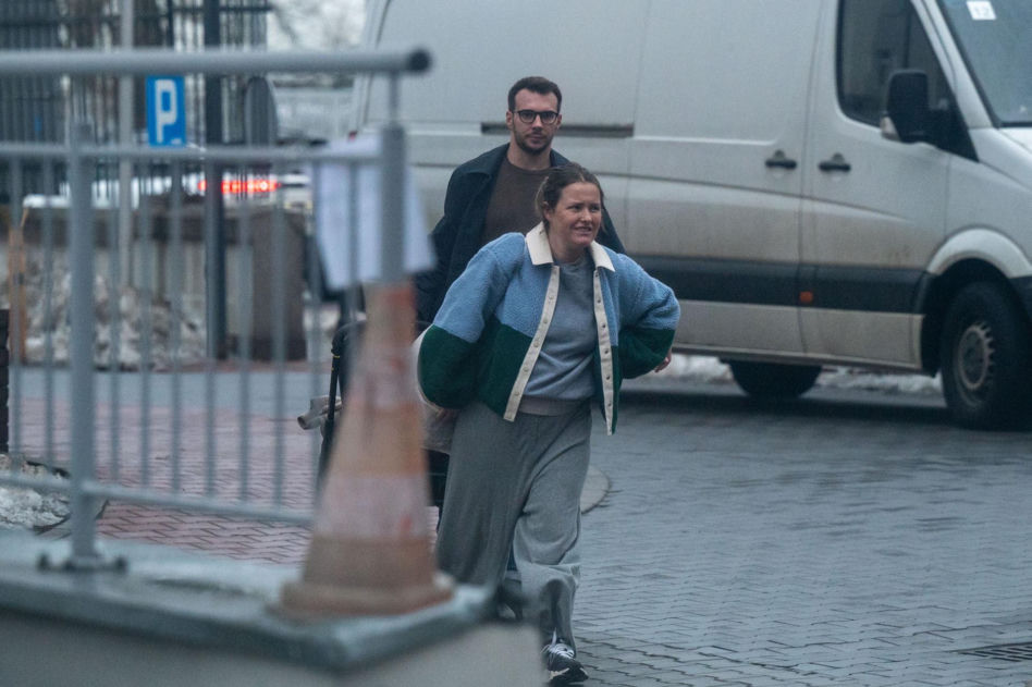 Olga Frycz wychodzi z dzieckiem ze szpitala
