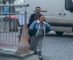 Olga Frycz wychodzi z dzieckiem ze szpitala