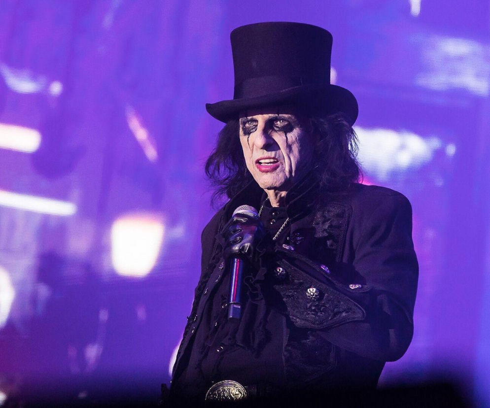 Alice Cooper w czarnym cylindrze i charakterystycznym makijażu śpiewa do mikrofonu. Historię artysty poznasz na EskaRock.