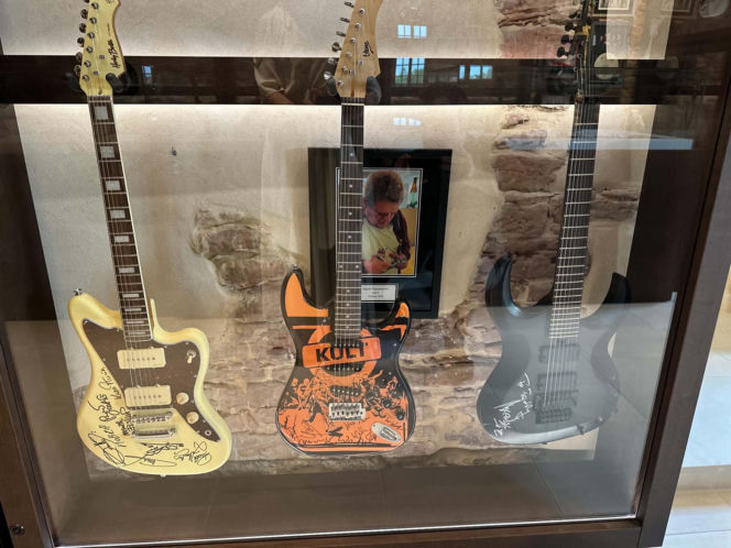 Ćmielów. Największa w Europie kolekcja gitar