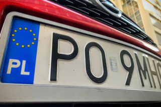 Ceny paliw rosną, więc lepiej zabezpiecz tablice rejestracyjne przed kradzieżą. Złodzieje mają je na celowniku