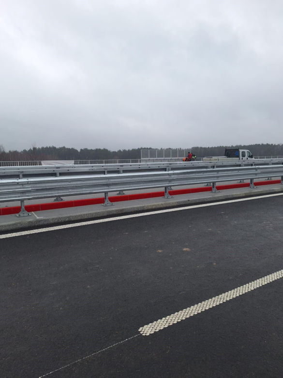 Na autostradzie A2 na wschód od Warszawy prace idą pełną parą, zarówno w dzień, jak i po zmroku