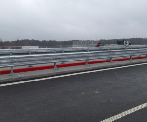 Na autostradzie A2 na wschód od Warszawy prace idą pełną parą, zarówno w dzień, jak i po zmroku