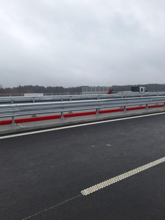 Na autostradzie A2 na wschód od Warszawy prace idą pełną parą, zarówno w dzień, jak i po zmroku