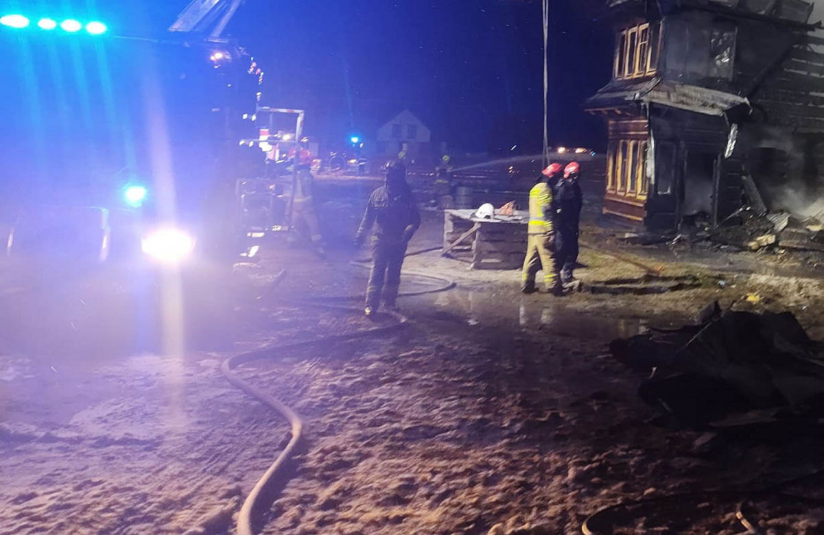 Tragedia pod Radomiem. Drewniany dom doszczętnie spłonął 