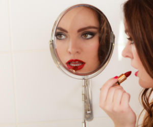 Spójrz na swoje nadgarstki. Ten prosty test powie ci, która czerwona szminka optycznie wybieli twoje zęby